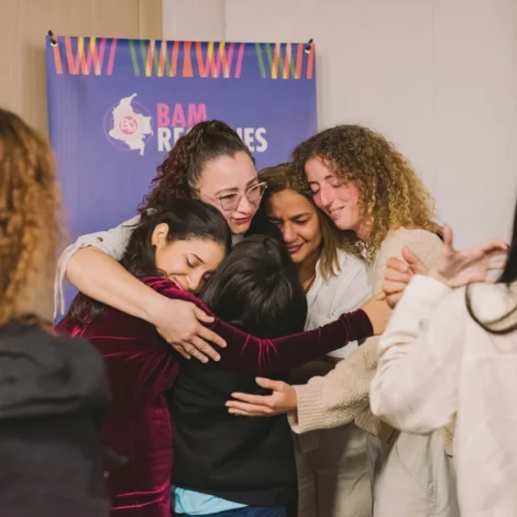 mujeres abrazandose en festival de cine ficfusa