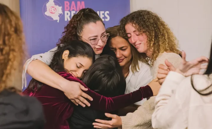mujeres abrazandose en festival de cine ficfusa
