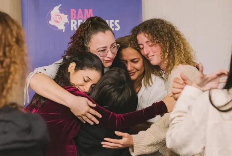 mujeres abrazandose en festival de cine ficfusa